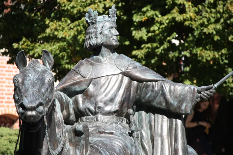 Król Przemysł II — brąz / granit, zdjęcie 4