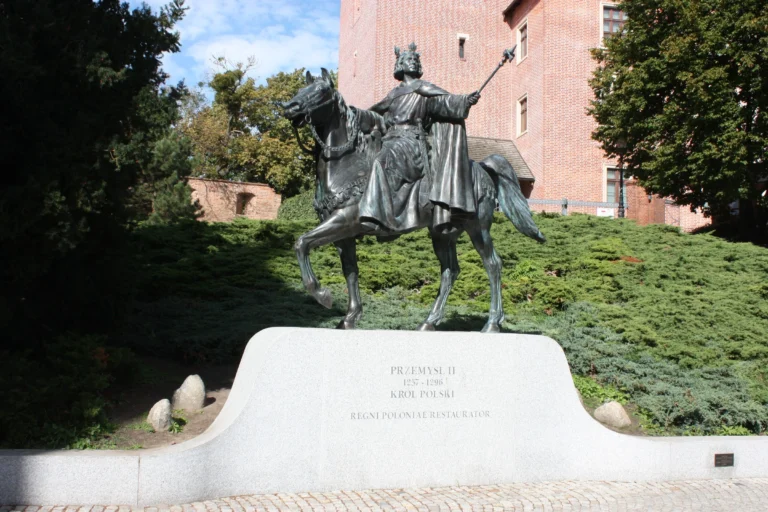 Król Przemysł II — brąz / granit, zdjęcie 2