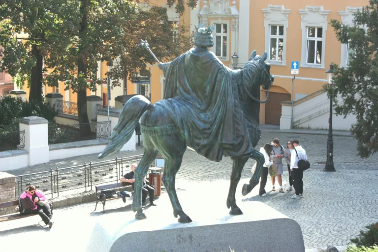Król Przemysł II — brąz / granit, zdjęcie 5