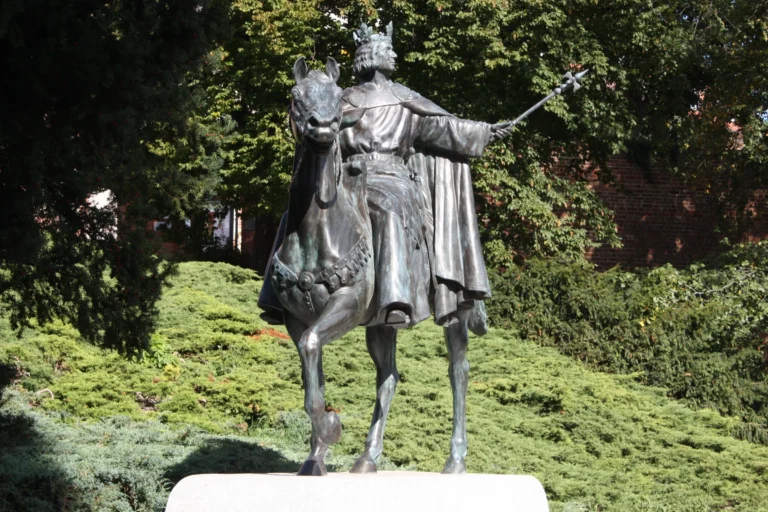 Król Przemysł II — brąz / granit, zdjęcie 3