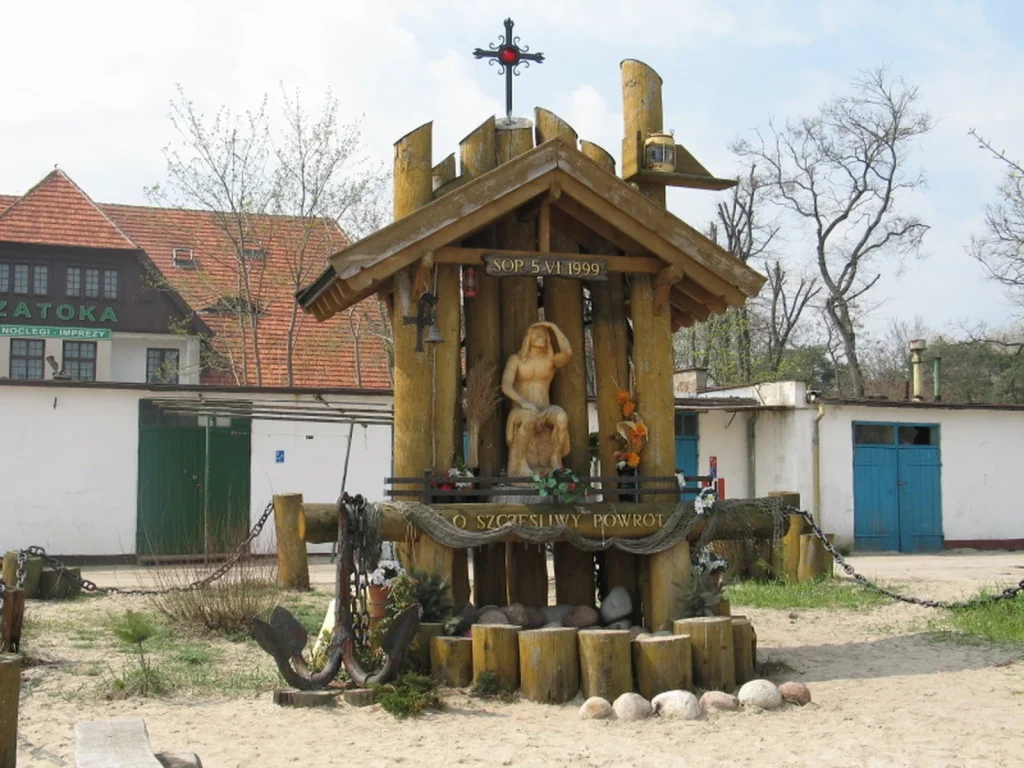 Kapliczka „O szczęśliwy powrót” – Sopot — drewno