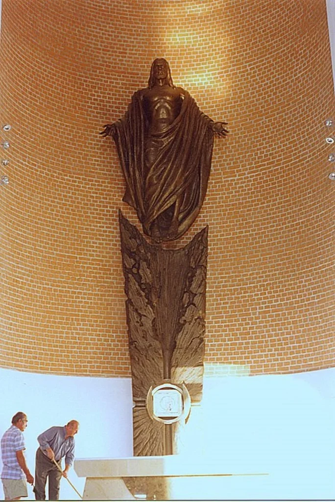 Chrystus Zmartwychwstający z rzeźbą tabernakulum — brąz kompozyt