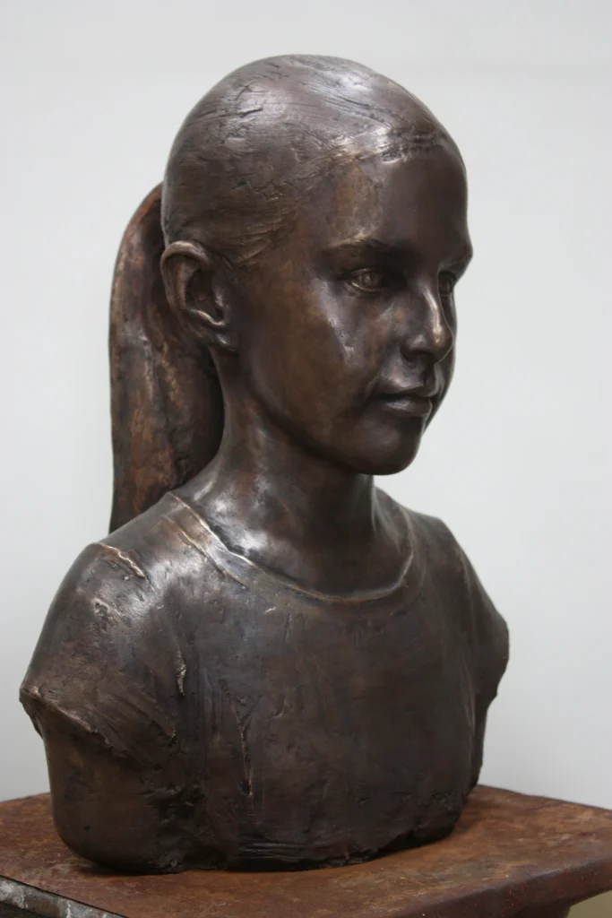 Julia — brąz