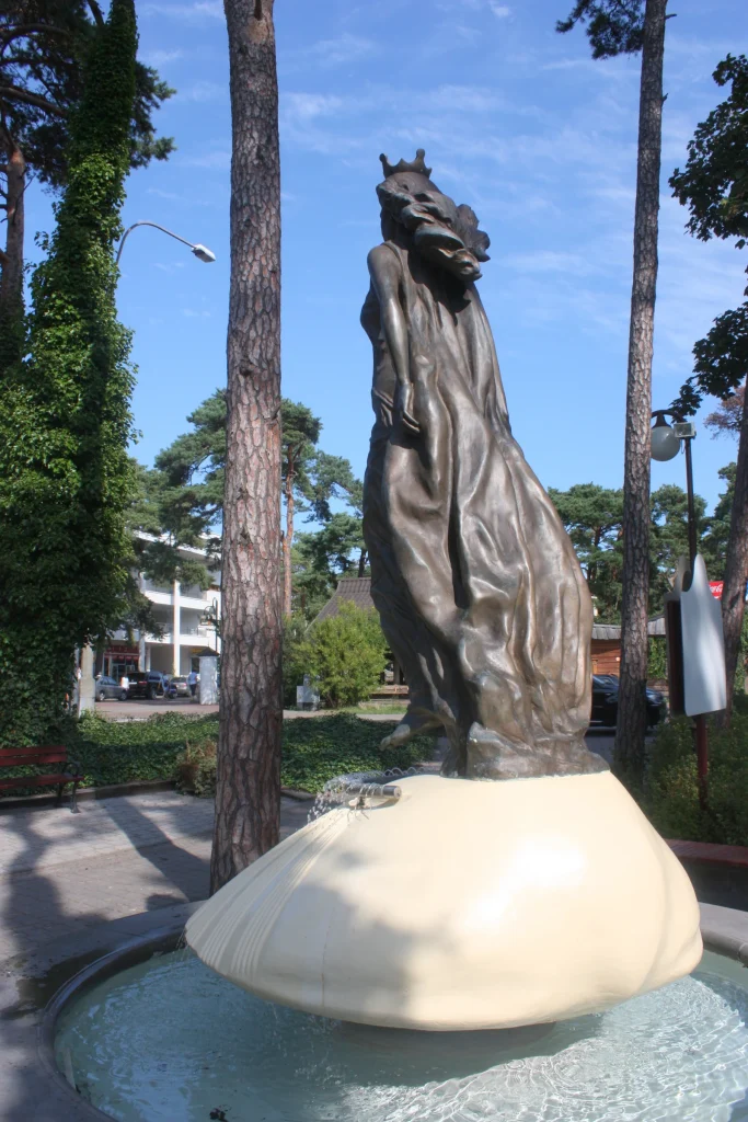 Fontanna Bogini Juraty w Juracie — brąz