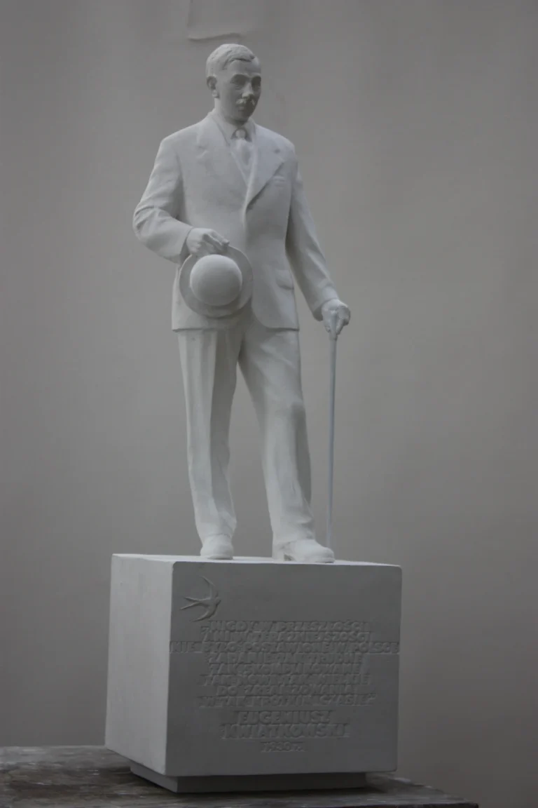 Eugeniusz Kwiatkowski Monument — model — photograph 2