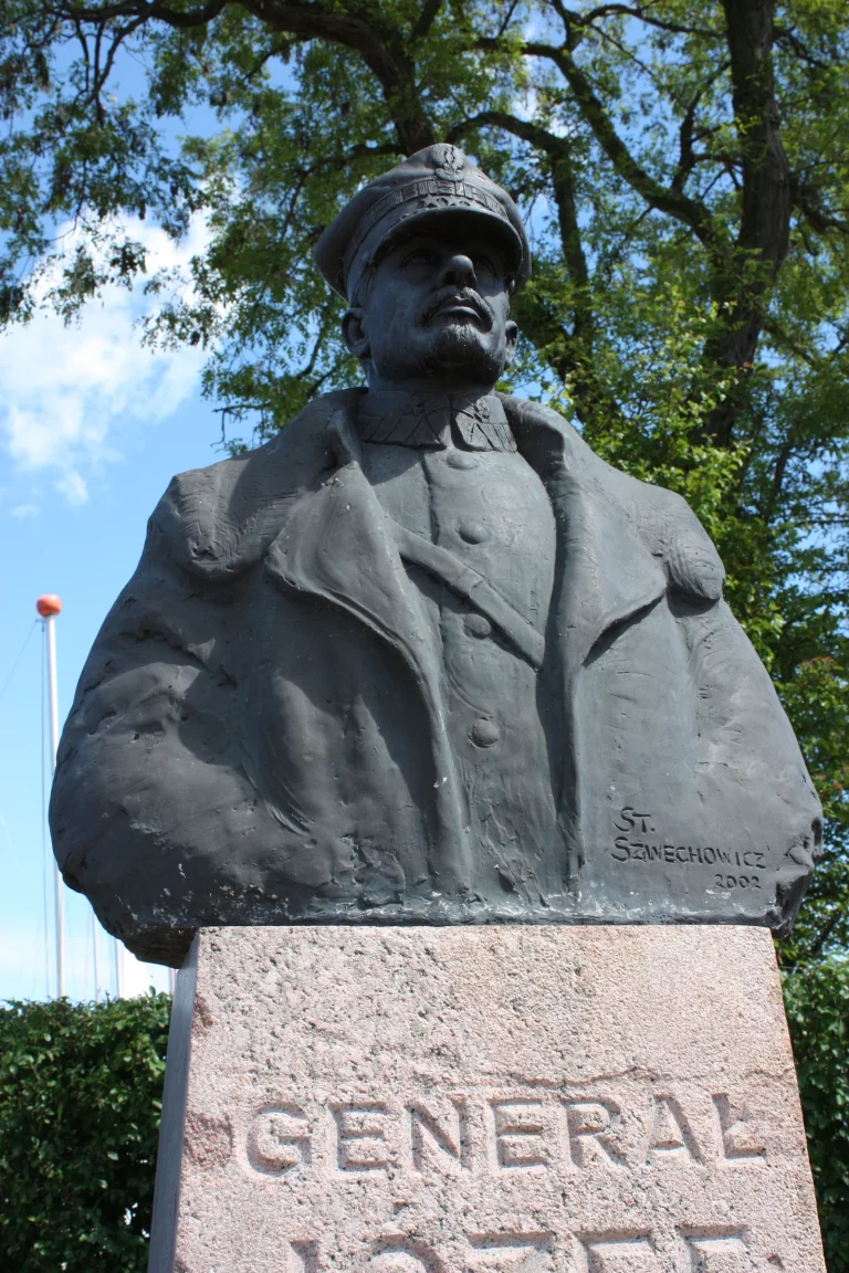 General Haller Monument — Puck — photograph 2