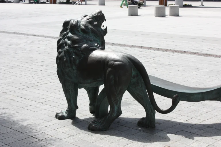 Heraldic Bench — Puck — photograph 2