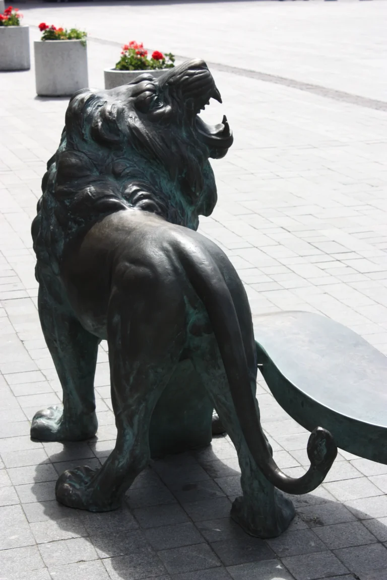Heraldic Bench — Puck — photograph 3