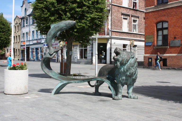 Heraldic Bench — Puck — photograph 6