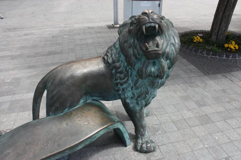 Heraldic Bench — Puck — photograph 9