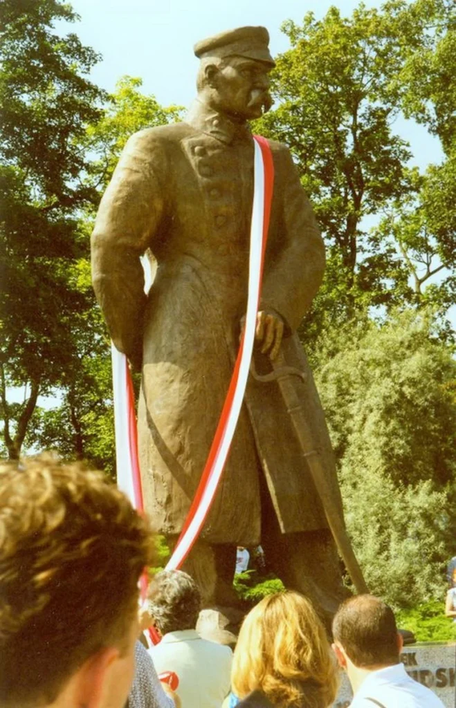 Pomnik Marszałka Piłsudskiego w Toruniu — brąz