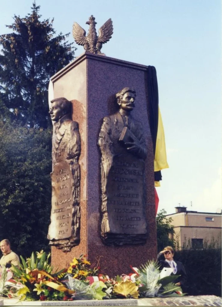 Pomnik Derdowskiego i Wybickiego – Rumia — brąz