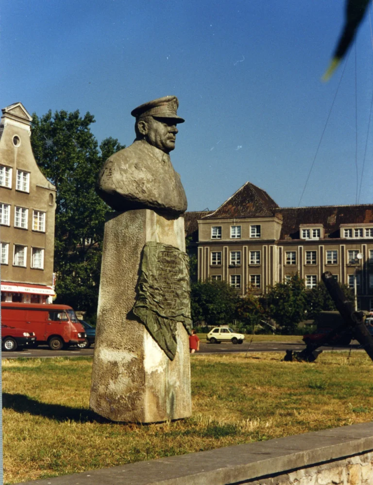 Pomnik kmdra Ziółkowskiego w Gdańsku — brąz kompozyt, zdjęcie 2