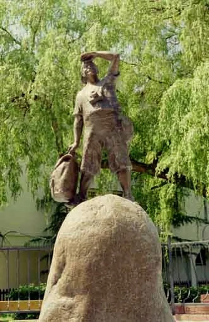 Happy Tourist Monument — Łeba