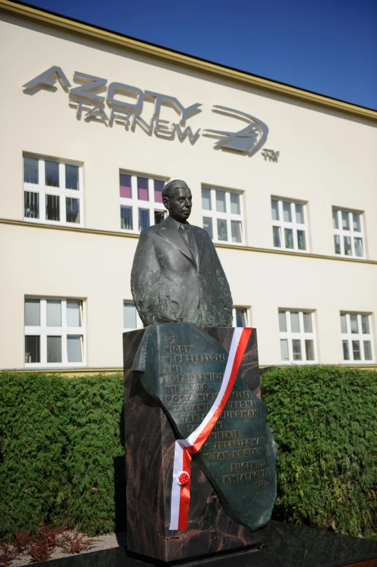 Eugeniusz Kwiatkowski Monument — Tarnów — photograph 2