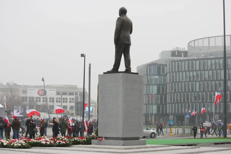 Pomnik Prezydenta Lecha Kaczyńskiego – Warszawa, zdjęcie 3