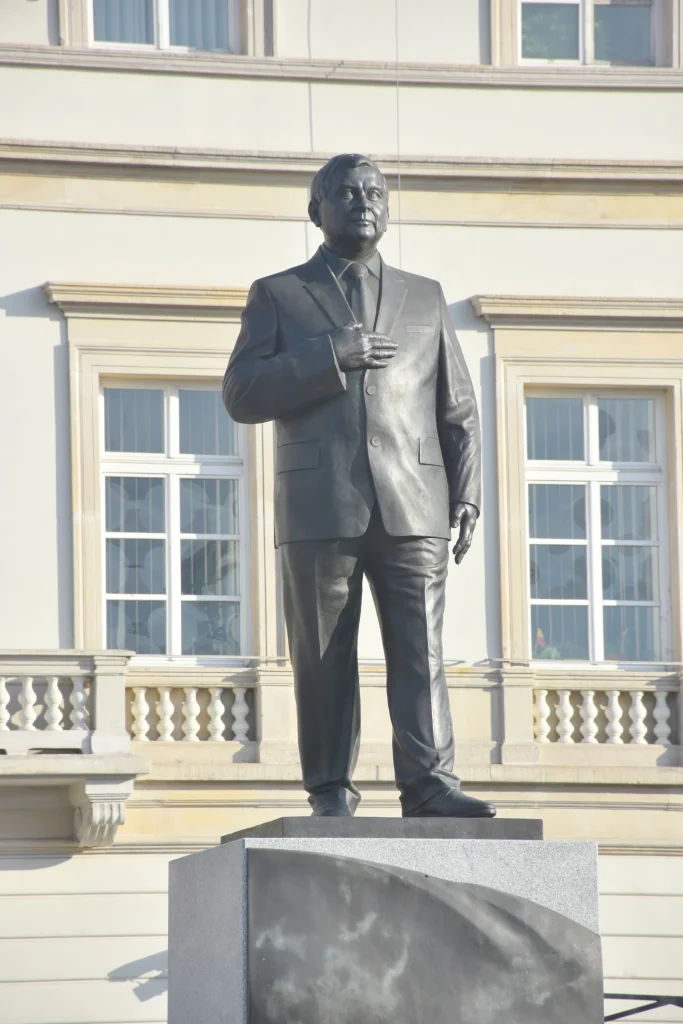 Pomnik Prezydenta Lecha Kaczyńskiego – Warszawa